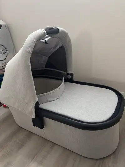 UPPAbaby VISTA Bassinet – Anthony (White/Grey) – Excellent Condi, View more