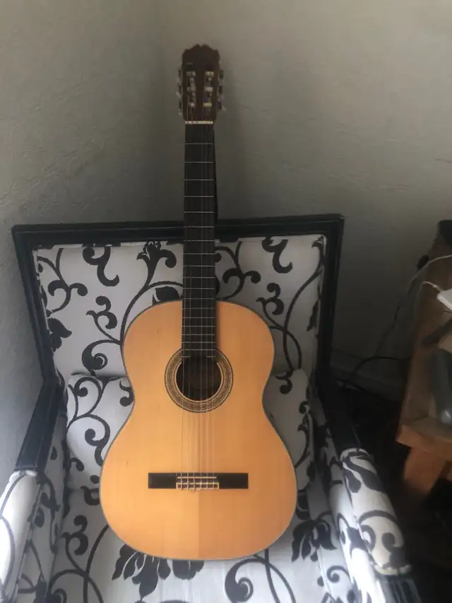 Takamine EC 128MIJ classical guitar with built in pick-up. in Guitars in City of Montréal - Image 2