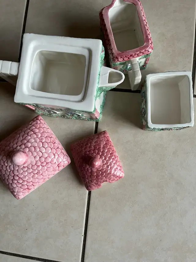 Avon country cottage teapot, creamer and sugar set in Kitchen & Dining Wares in Mississauga / Peel Region - Image 4