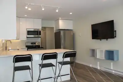 Available now! Student preferred. Private lockable room in a 3 bedroom suite - Only one person occup...