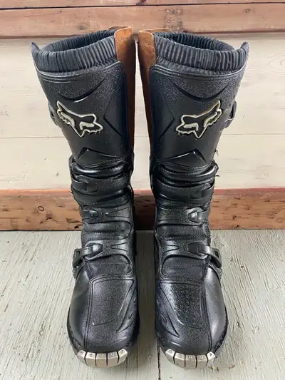 I'm selling a pair of Fox motorcycle boots, designed for protection and performance on the track or...