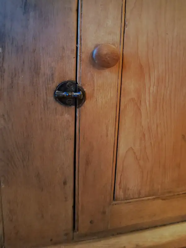Armoire vaisselier en pin massif // 7 tablettes in Dressers & Wardrobes in City of Montréal - Image 6