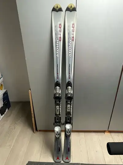 Compatible avec bottes grandeur environ 285cm et moins
