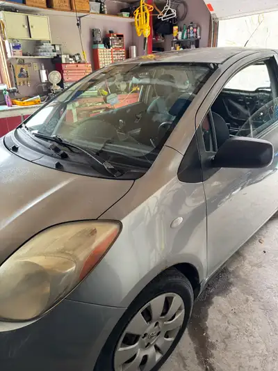 Toyota 2007 bonne état avec 44 tire été et hiver monté sur Rim