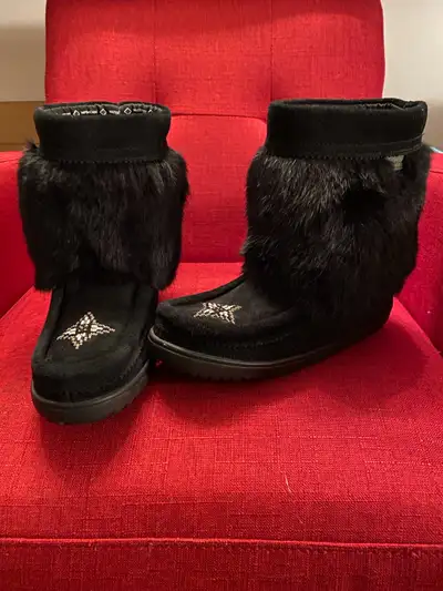 MANITOBAH MUKLUKS WSize 7 Ware ones by someone in a wheelchair. Pick up only! Cash only! Price is no...