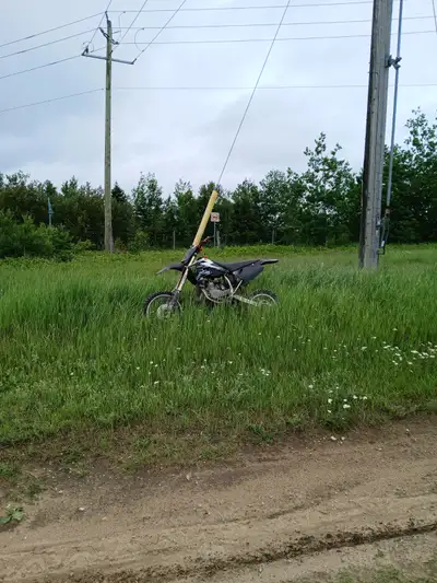Selling my 2006 cr85r ready to ride in excelent condition ..selling to get bigger bike