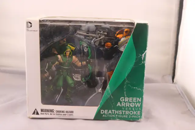 Green Arrow Vs Deathstroke Action Figure 2-Pack -(#42110-1) in Arts & Collectibles in City of Halifax - Image 3