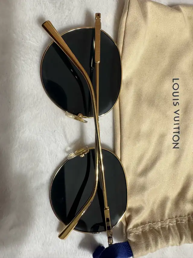 Louis Vuitton Gold and Black Sunglasses in Other in City of Toronto - Image 6