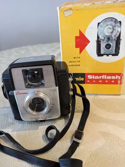 Vintage Kodak Brownie Starlet Camera, View more