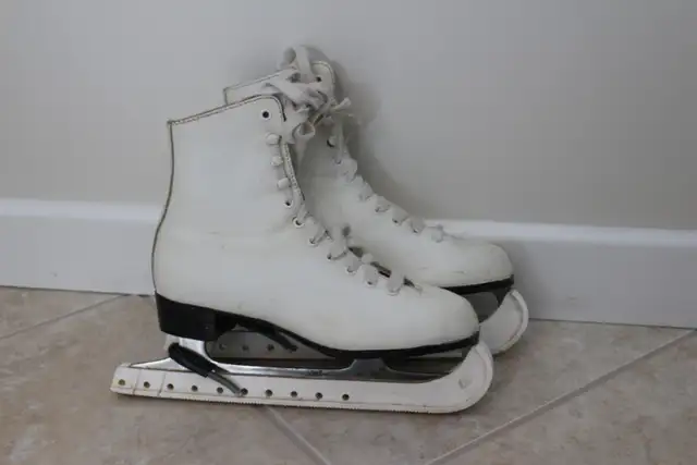 Youth Figure Skates in Skates & Blades in Stratford - Image 2