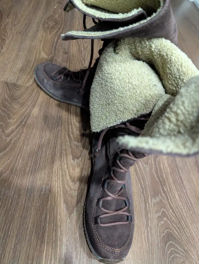 Timberland winter boots women size 7.5 Fur and leather in Women's - Shoes in Markham / York Region - Image 2