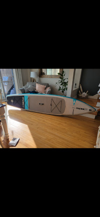 Paddle board  11 pieds SIC , avec pagaie .Utilisé seulement 2x
