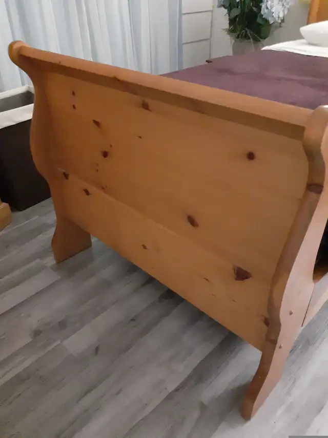 Knotty Pine single Sleigh Bed frame. in Beds & Mattresses in Chilliwack - Image 3