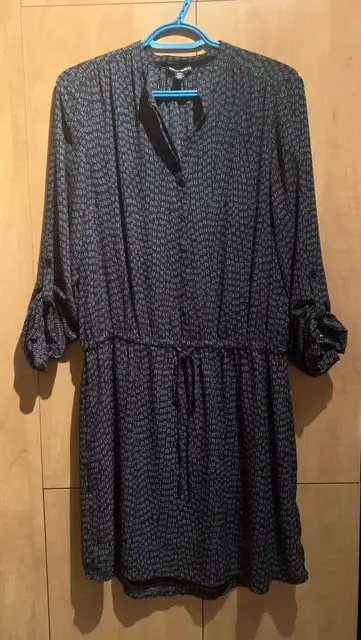 Robe Hilary Radley MEDIUM bleu marine portée 1 seule fois Disponible à LONGUEUIL VOIR MES AUTRES ANN...