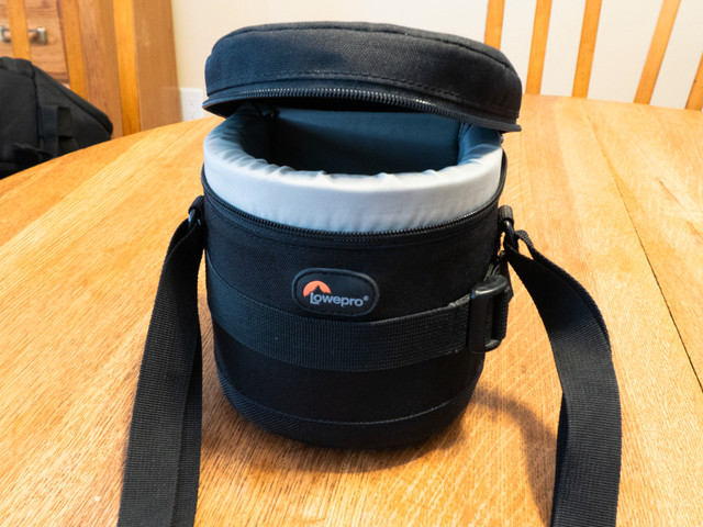 Lowepro padded lens case in Cameras & Camcorders in Belleville