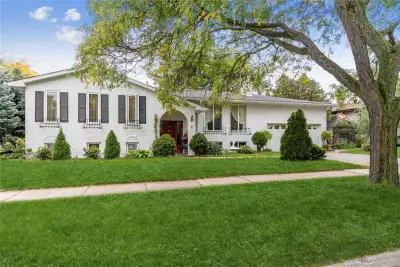 • Beautiful house has 5 bedroom and 3 bathrooms for rent in Burlington - $3800 per month • Fully ren...