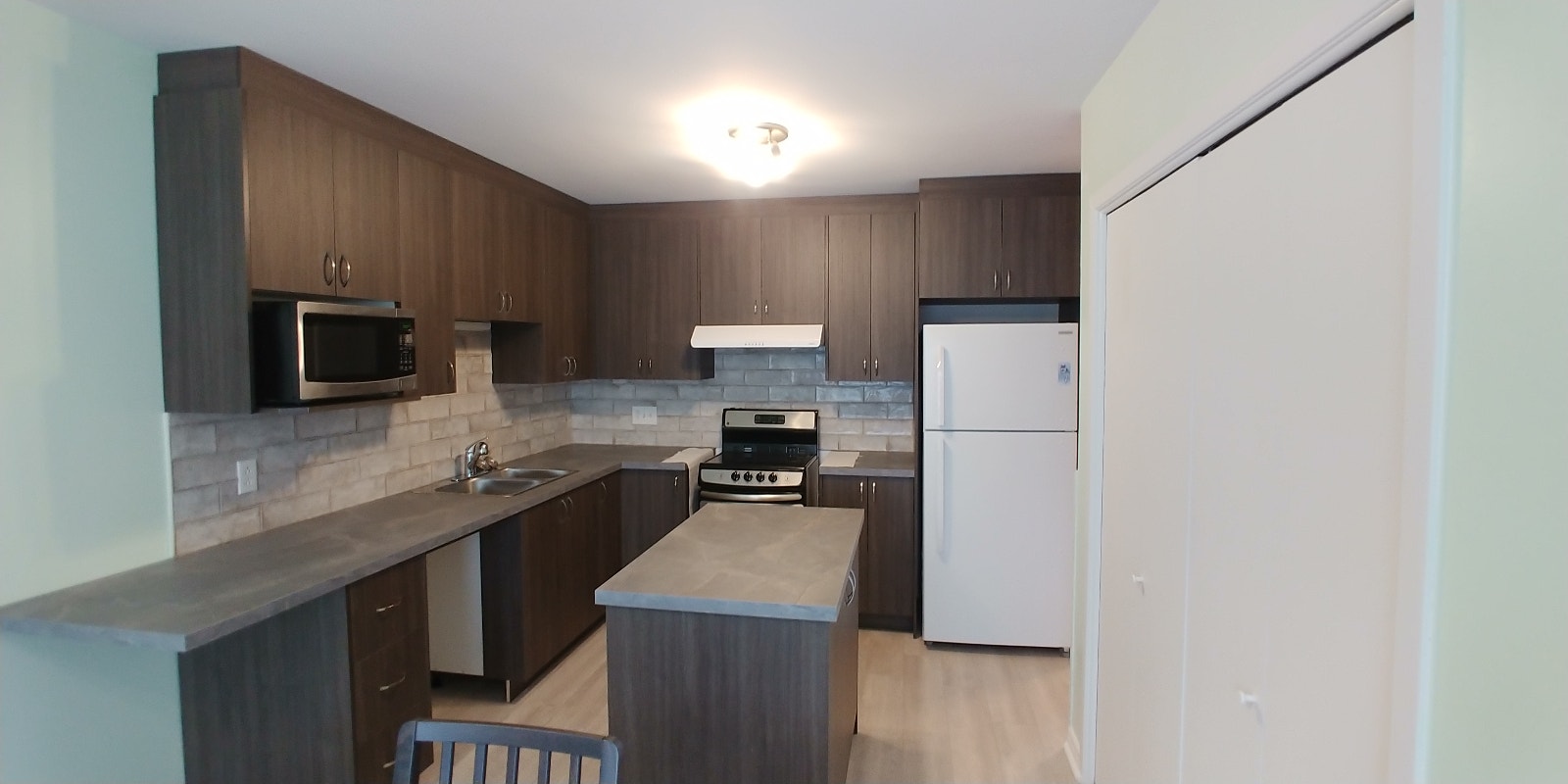 Grand 5 1/2 à louer à Anjou près de tous les services — photo 2
