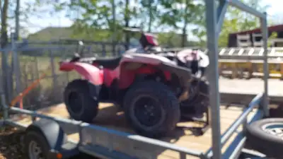 This workhorse will leave you smiling. Independent suspension, 4WD, heated grips and a windshield. T...
