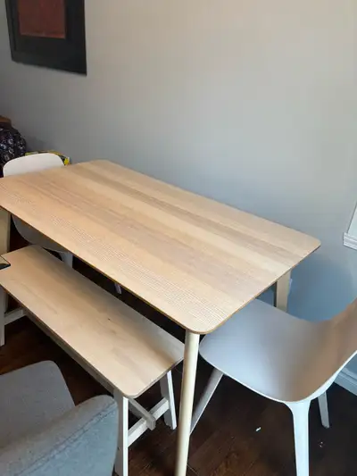 Deux chaises un banc et une table, l’ensemble rendra votre salle à manger moderne. Excellent rapport...