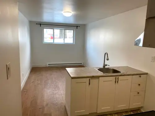 Villeray st-michel à louer 3 et demi avec une chambres fermée demi sous sol, nouvellement rénové. A...
