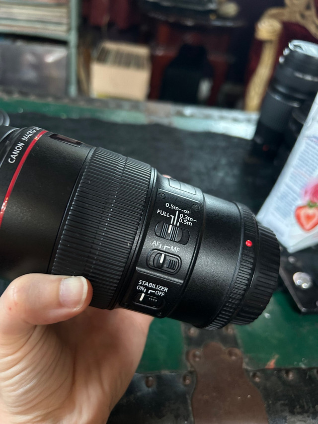 Canon Macro Lens EF 100mm f2.8 IS ISM in Cameras & Camcorders in Hamilton - Image 2