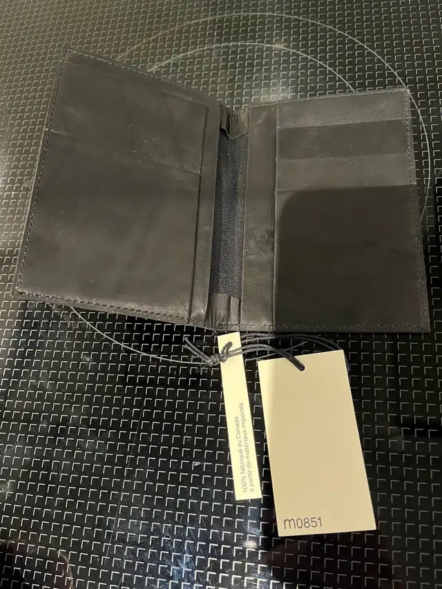 M0851 leather passport holder in Women's - Bags & Wallets in City of Montréal - Image 6