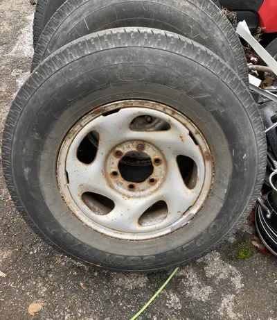J'offre 4 rimes de métal 6 X 5.5 avec pneus LT245/75R16, idéales pour camion ou VUS. Ces pneus robus...