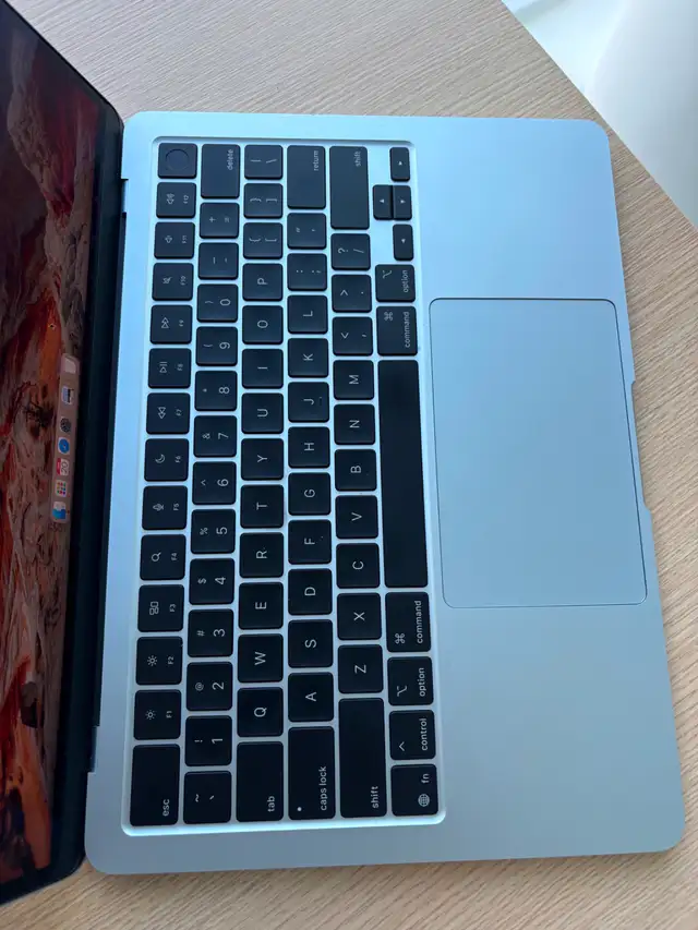MacBook Air M4 (2025) – 13" – 16GB RAM – Like New in Laptops in City of Toronto - Image 5