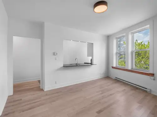 Rénové 4 1/2 appartement avec 2 chambres fermées, parfait pour travailler et étudier de la maison. •...