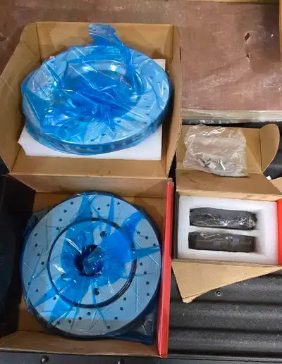 New in box, drilled slotted rotors and disc pads to fit 2008 - 2016 Dg Caravan reg price on these ar...