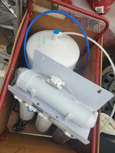 50$ Complete Reverse Osmosis water filtration System, used but working, flushed the big tank a month...