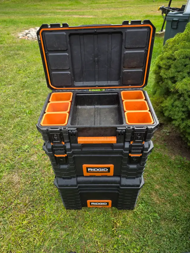 2 RIDGID 22" Gear Cart Pro Wheeled Tool Storage Totes W 2 Boxes in Tool Storage & Benches in Windsor Region - Image 3