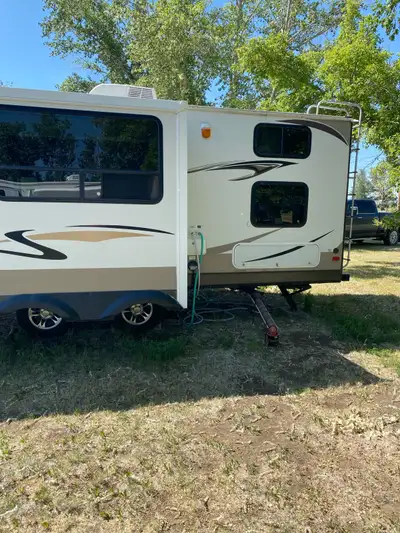 2013 Jayco RV 28 ft. One slide. 4 new tires and new battery last year. Queen size bed plus 2 full si...