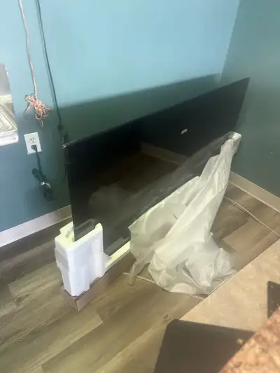 Handyman Needed - Mount 65" Samsung TV to Wall - Calgary NE Looking for a handyman to mount my 65" S...
