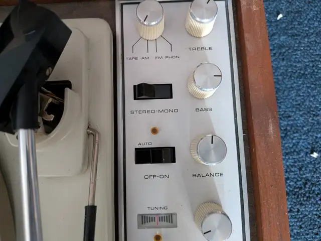 KLH Cambridge Massachusetts Model Twenty AM/FM Radio Turntable. in Stereo Systems & Home Theatre in City of Toronto - Image 5
