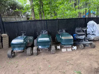 Tracteur à gazon à vendre. 3 x Craftsman vert. 2 avec moteur 1 x aucun moteur. 1 x Craftsman gris. D...
