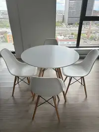 Table à manger + 4 chaises