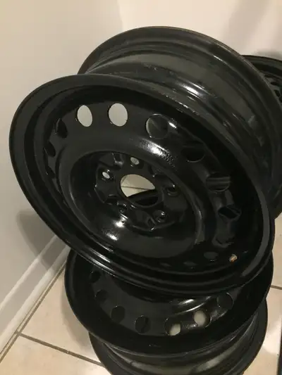 100 $. écrire par message kijiji 4 rims usagés de 16 pouces x 6.5 bolt pattern 5, à 127mm CB 71.5 of...