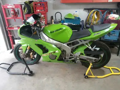 2003 ZX600 67 600kms. Lots of accessories. Forks resealed. New sprockets and chain, handle bar, grip...