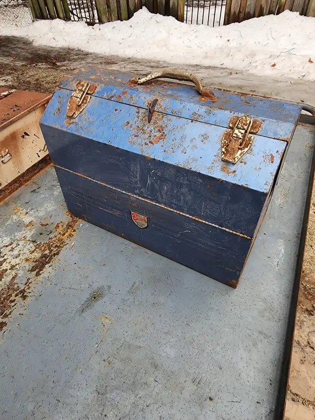 old rusty tool box heavy blue beach 18'' x 10'' x 13'' in Tool Storage & Benches in Oakville / Halton Region - Image 11
