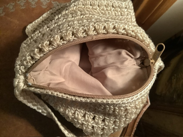 Vintage Crochet Zippered Crochet Shoulder Purse in Women's - Bags & Wallets in Belleville - Image 4