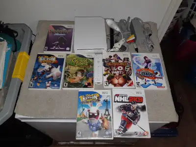 Nintendo Wii for sale $135 come with all hook up, one controller, one nunchuk and 7 games. In perfec...
