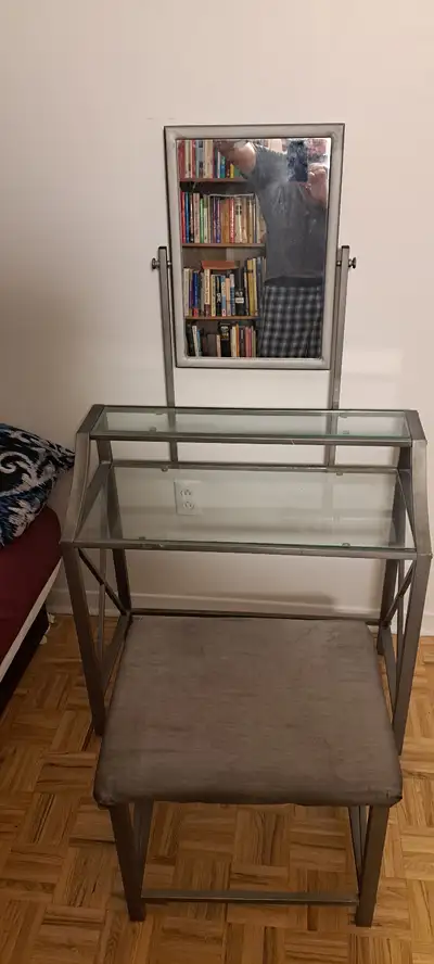 Table à maquillage avec tablettes en verre (CP H1Y 3E9), View more