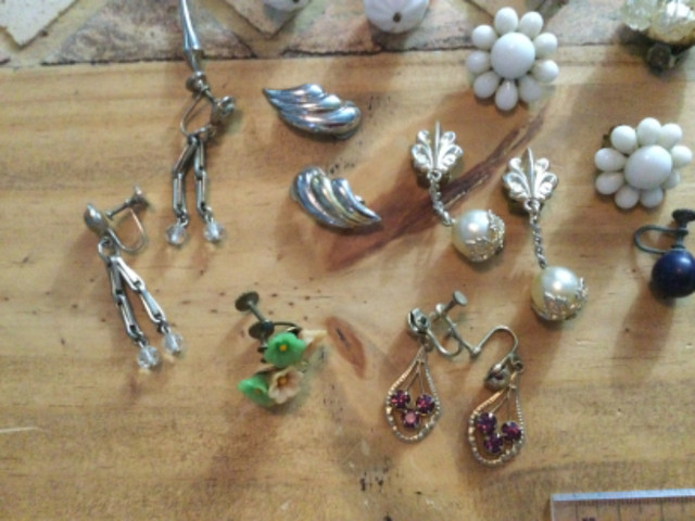 Vintage earrings - clip on in Jewellery & Watches in Winnipeg - Image 2