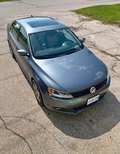 2013 Volkswagen Jetta Sportline 2.5L – Comes with Winter Tires & Rims Selling my 2013 Volkswagen Jet...