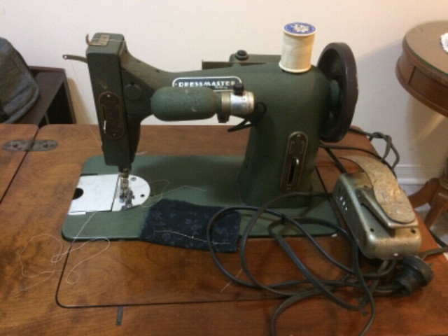 1956 Dressmaster Rotary Sewing Machine/Stand Vintage White Brand in Hobbies & Crafts in Oakville / Halton Region - Image 2