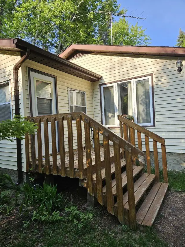 Restful all season cabin year round hot tub pets allowed in Manitoba in Canada - Image 3