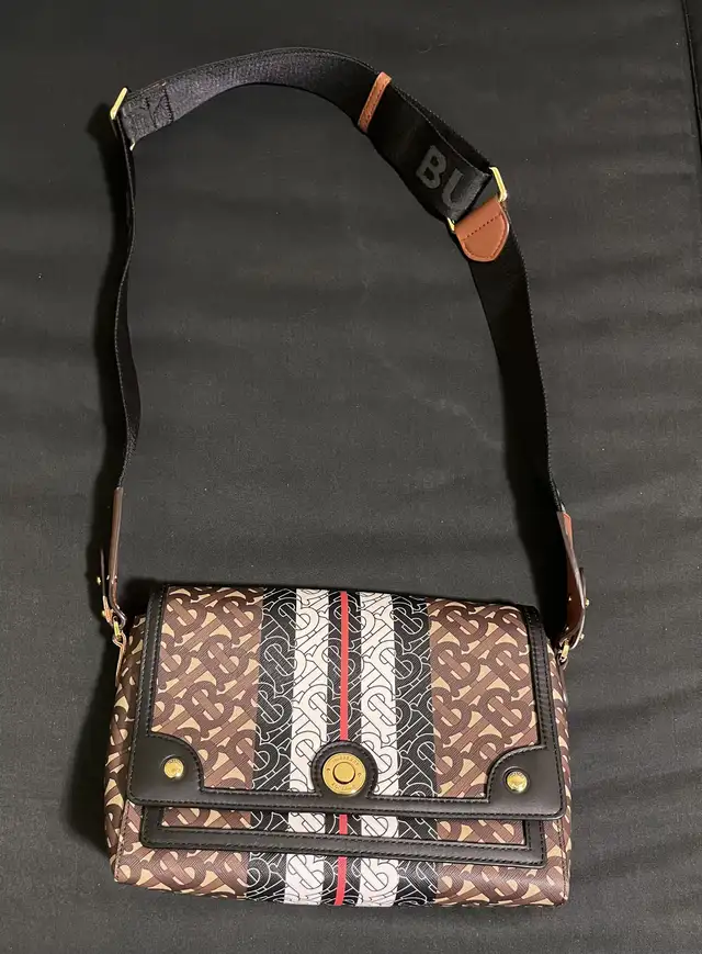 Burberry crossbody bag in Women's - Bags & Wallets in City of Toronto - Image 2