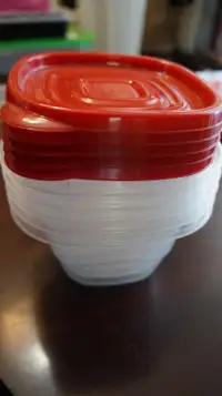 5  RUBBERMAID CONTAINERS