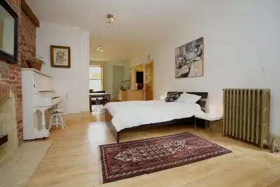 Beautiful loft/studio in a historical building in Mile-End, close to downtown and F-1, parking inclu...
